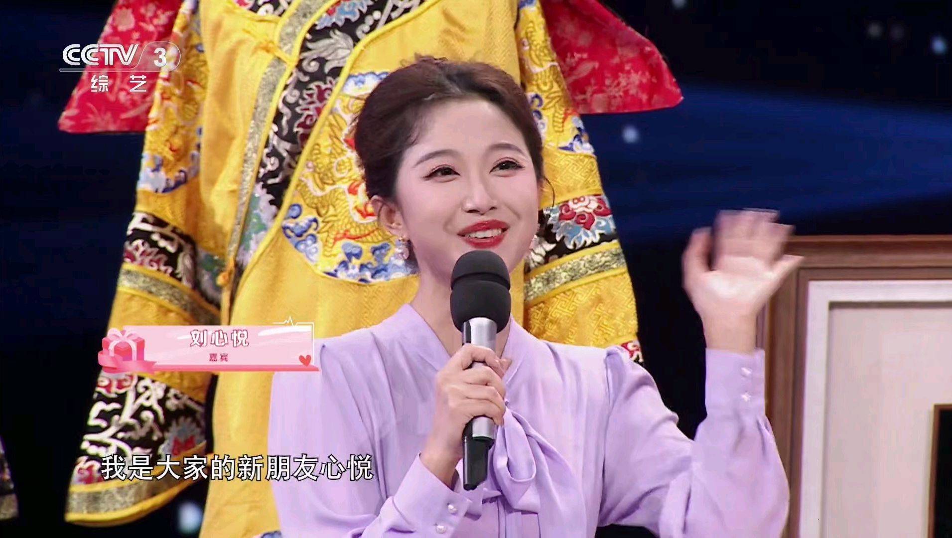 在月亮姐姐之前,《向幸福出发》就换过好几位女主持人,王冠是观众缘最