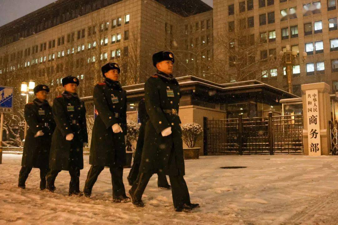 武警官兵风雪中坚守战位_武警北京总队_武警河北总队_武警甘肃总队