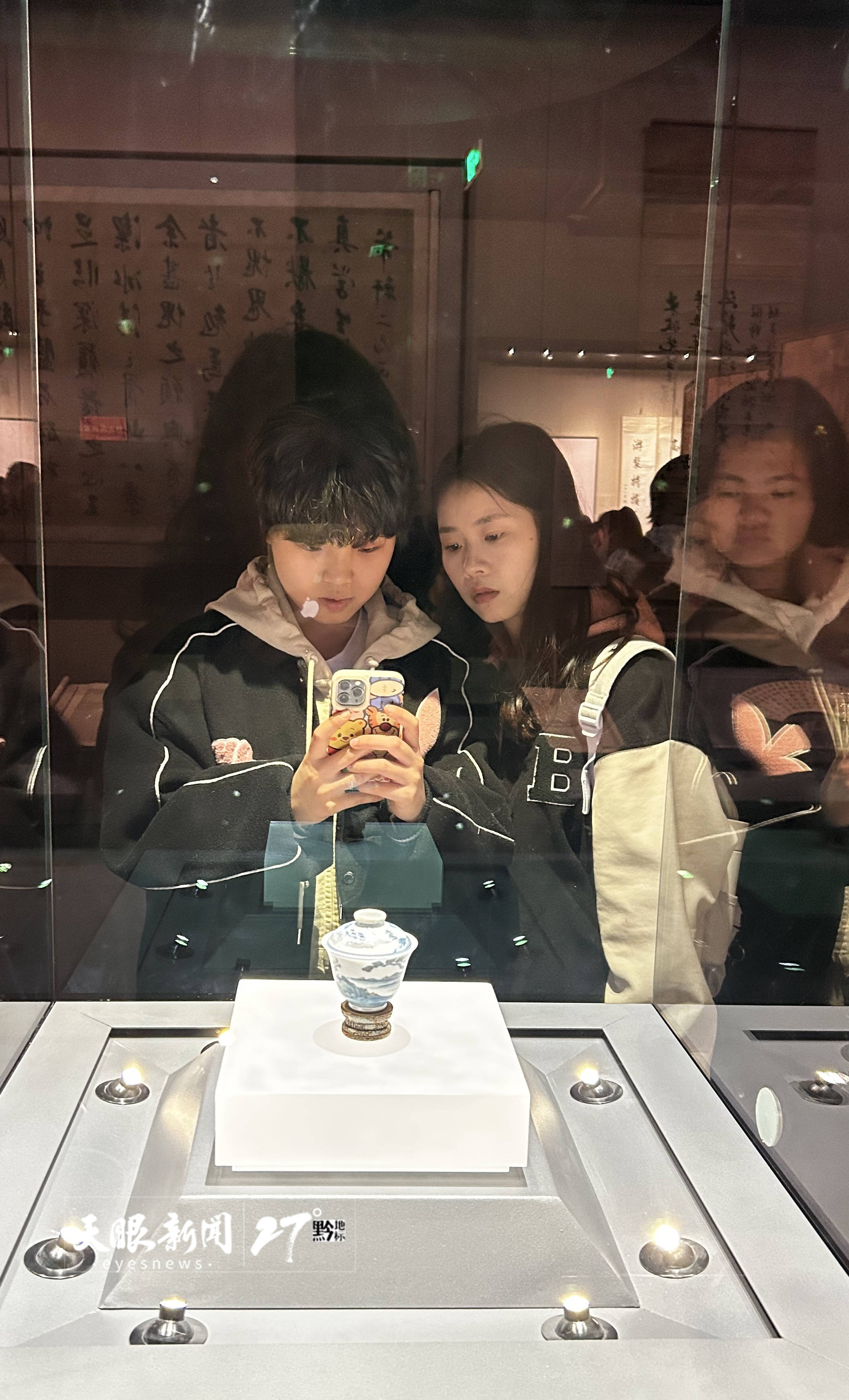 记者在现场看到,由于预约观展人数众多,贵州省博物馆的入口处排起了s