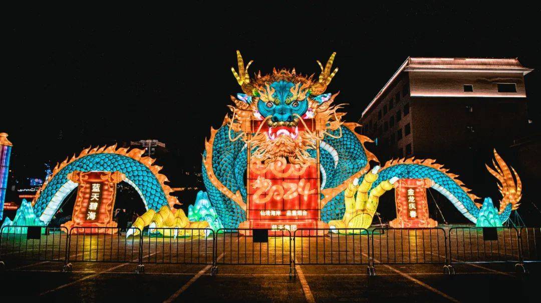 烟台山炫亮的花灯组再现了安徒生童话中的经典场景,身处其中仿佛走入