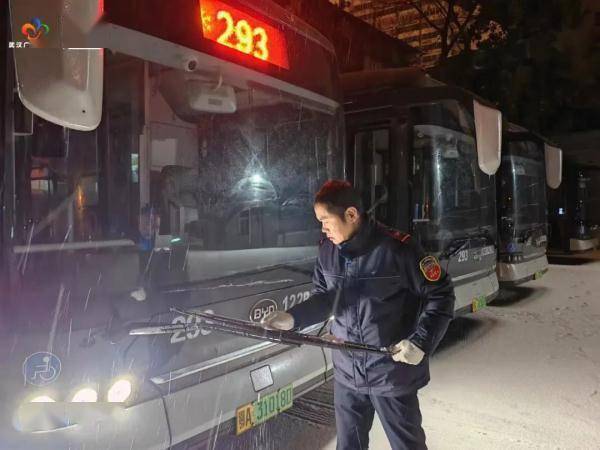 严格落实车辆出车前的安全检查工作,确保发动机,灯光,雨刮,暖风系统