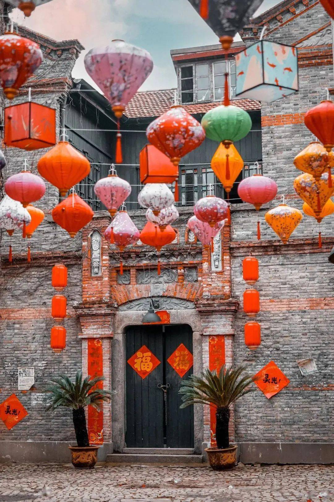 上海迪士尼度假区新年的上海迪士尼乐园内张灯结彩,火红的灯笼和中国