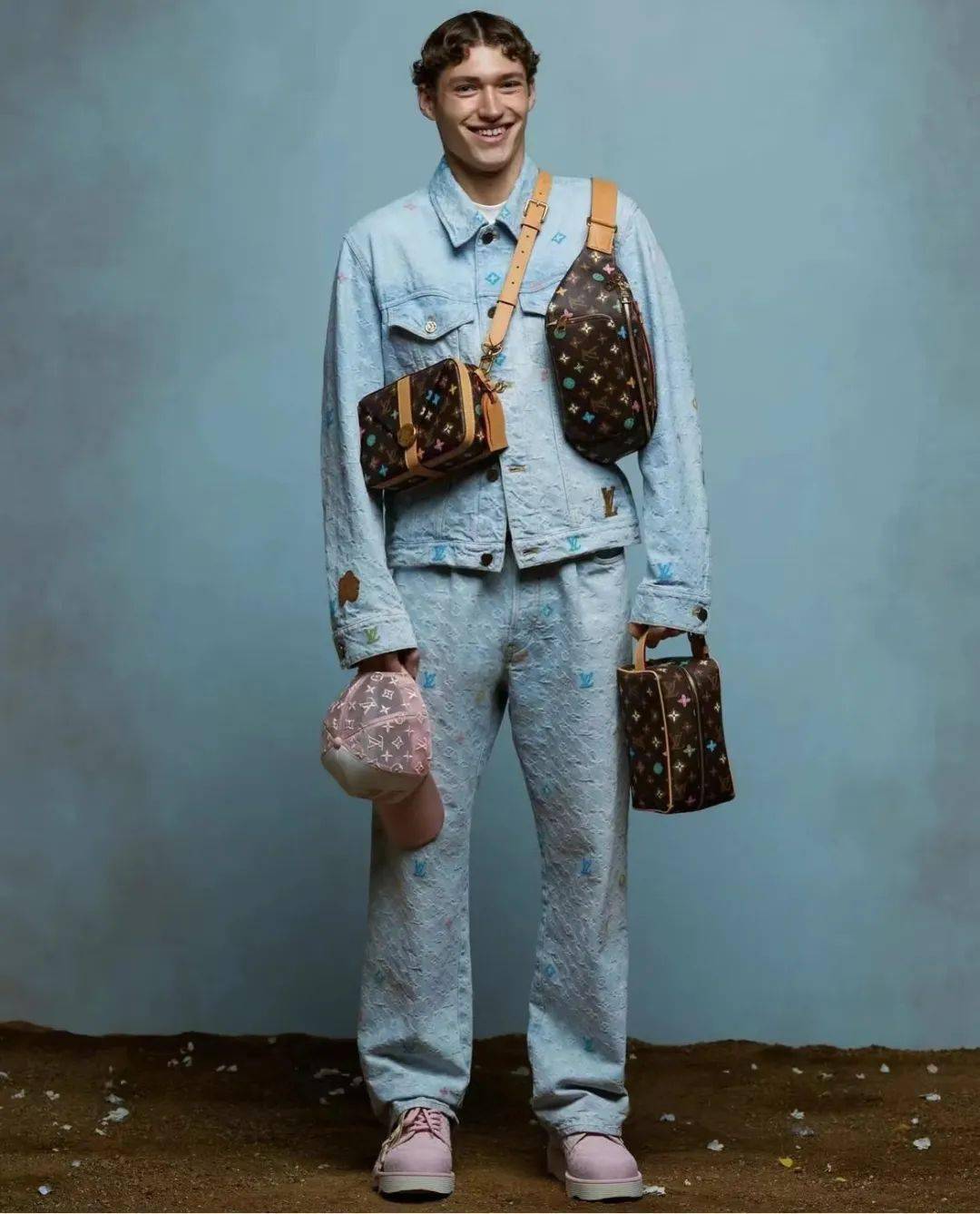 海报中,我们可以看到经典的深棕色老花底色和糖果色的monogram组合,很