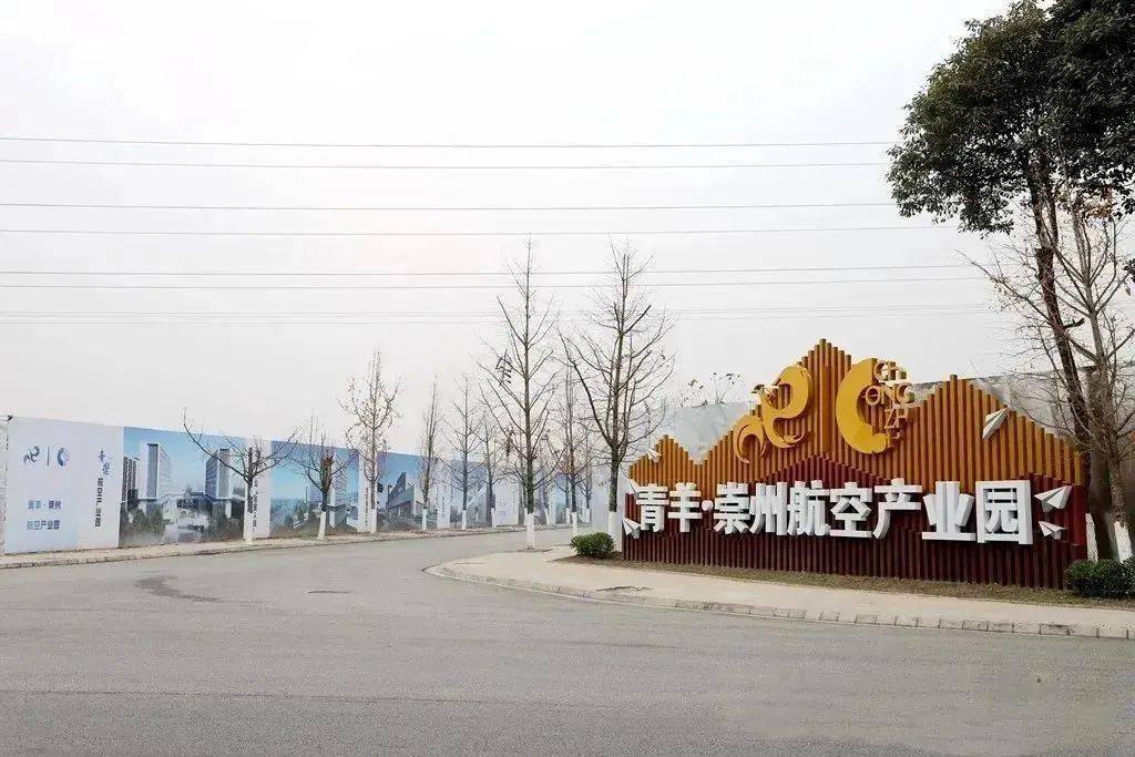 在崇州市崇阳新城仁里社区,由青羊区草堂小学所领办的仁里小学,正加紧