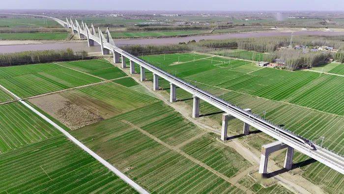 二是继续推进德商铁路,莱临高铁等谋划项目前期工作.