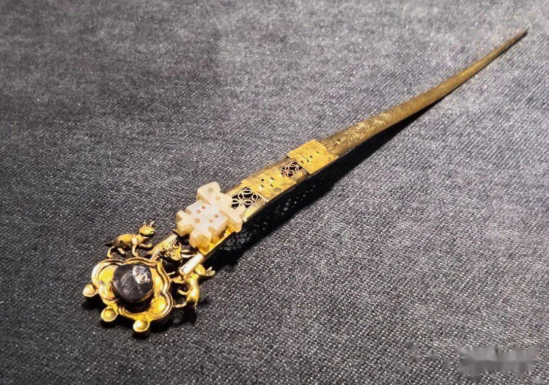 嵌宝石白玉万字双兔如意纹金簪掐丝嵌珠宝花蝶金耳坠