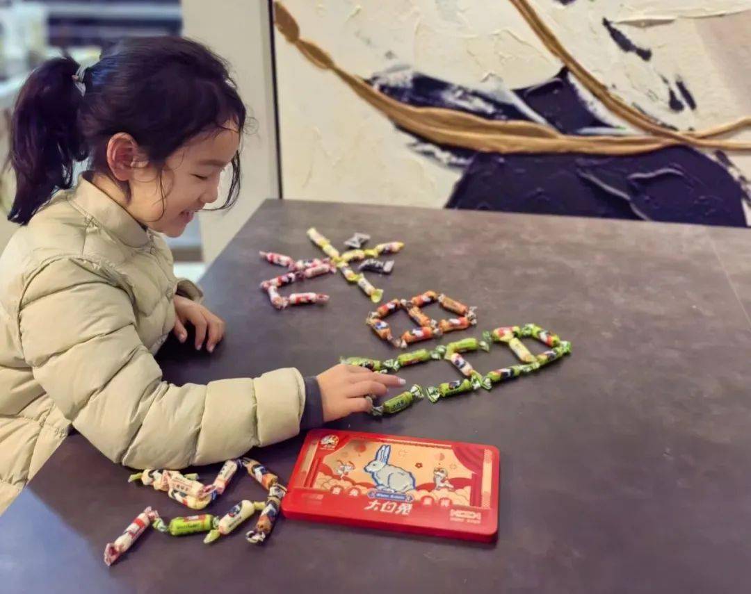"它"是我童年的一抹甜,"它"是她成长的见证者,"它"就是大白兔奶糖.