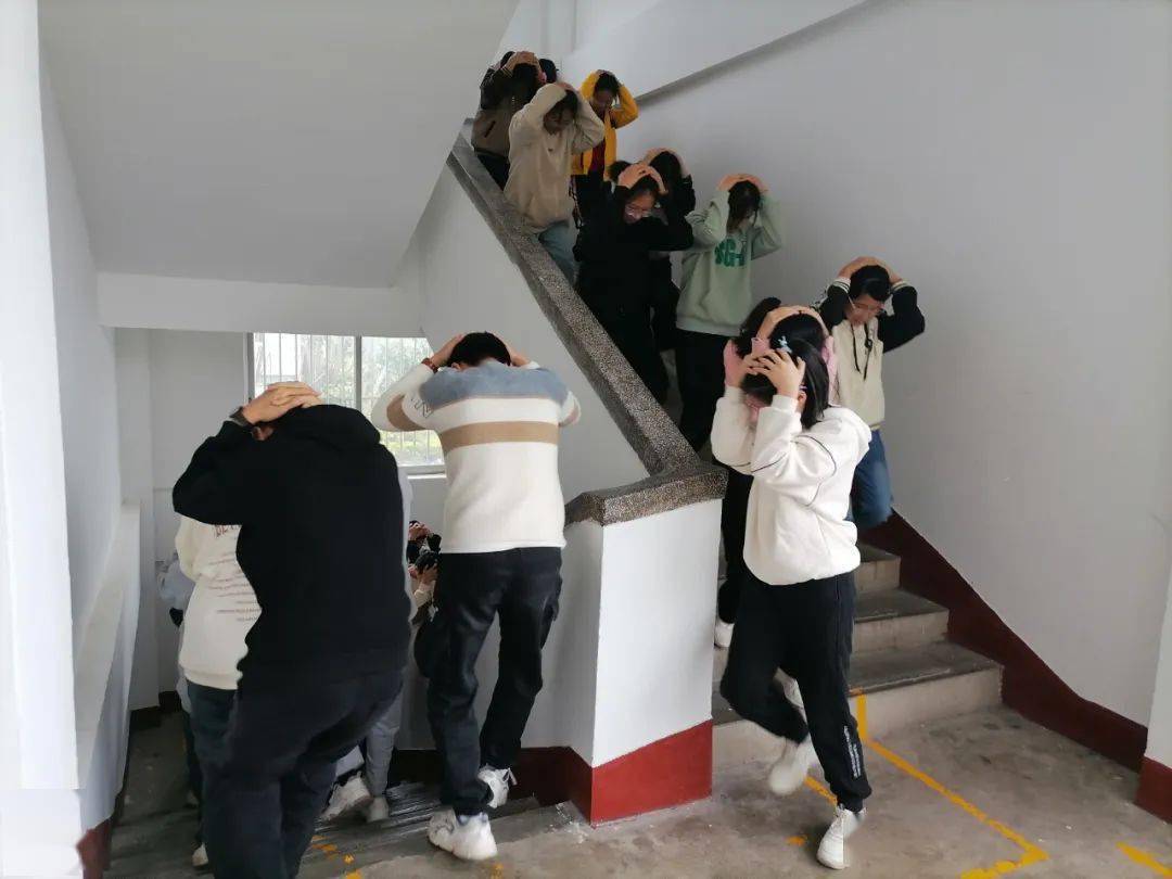 赤岗中学举行"防震减灾"疏散演练_活动_组织_师生