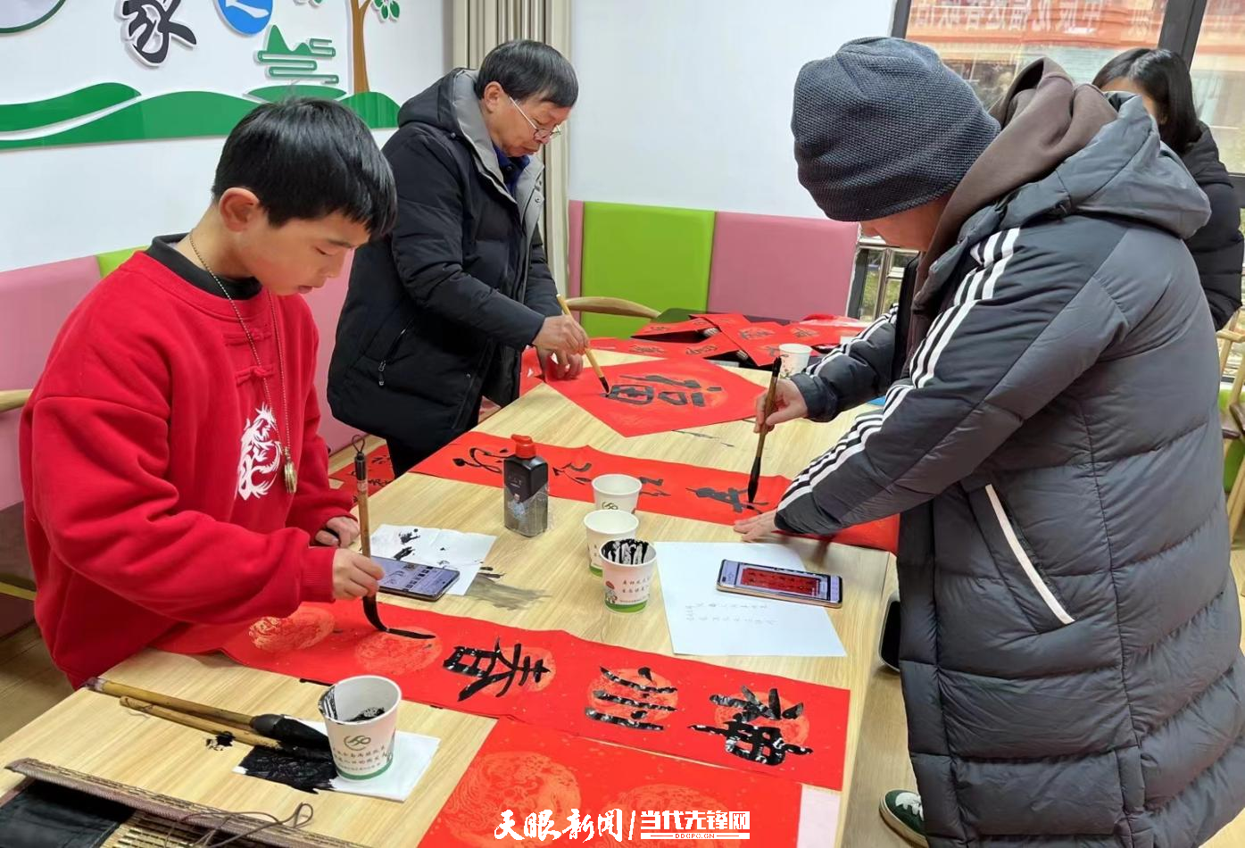 书法老师和社区书法爱好者为居民写春联从1月24至25日,主题为"欢欢喜