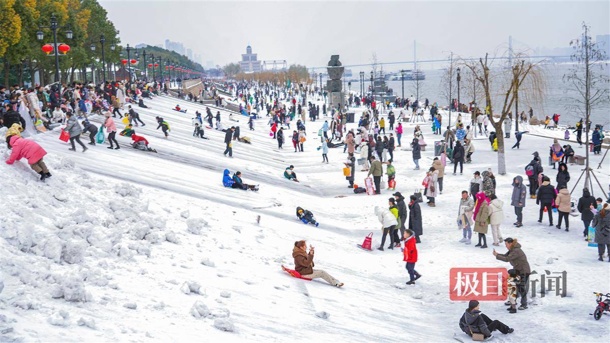 汉口江滩变身"滑雪乐园",市民争相打卡"雪坡滑梯"_公园_快感_雪上