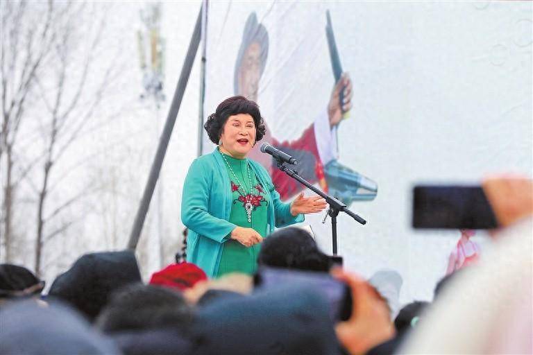 本报记者 王铮 摄长篇大书擂台赛上,来自社旗县的老艺人袁聚海表演的