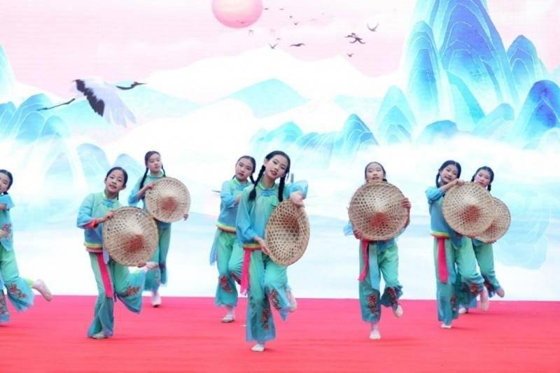 "龙娃闹春少儿才艺展示暨2024"成都文化四季风·民俗闹春"活动举行,近