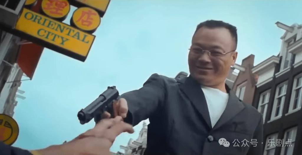 其实任达华也在现实生活中遇刺过,2019年任达华曾在中山出席一间家具