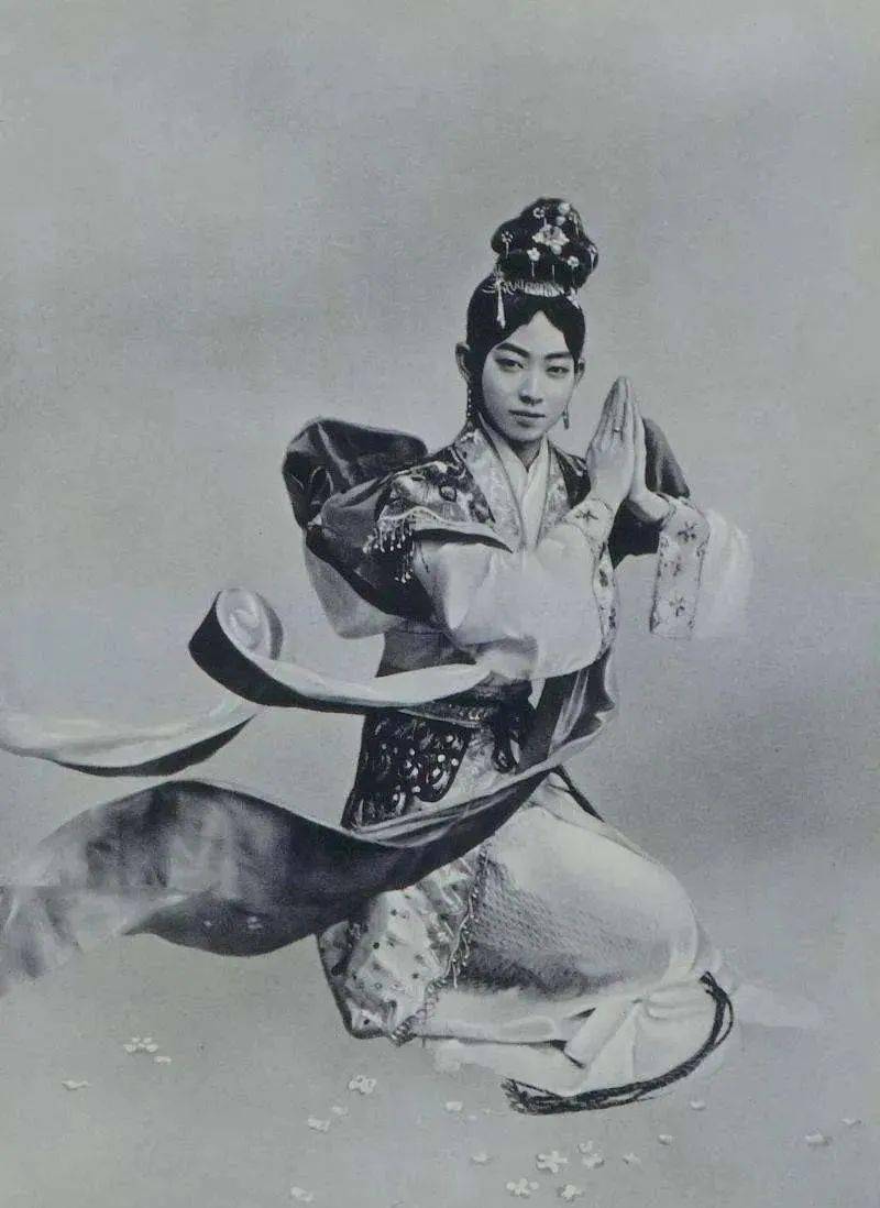 在梅兰芳的带动下,众多京剧名角频频编演新戏,一步步将京剧推向一个前