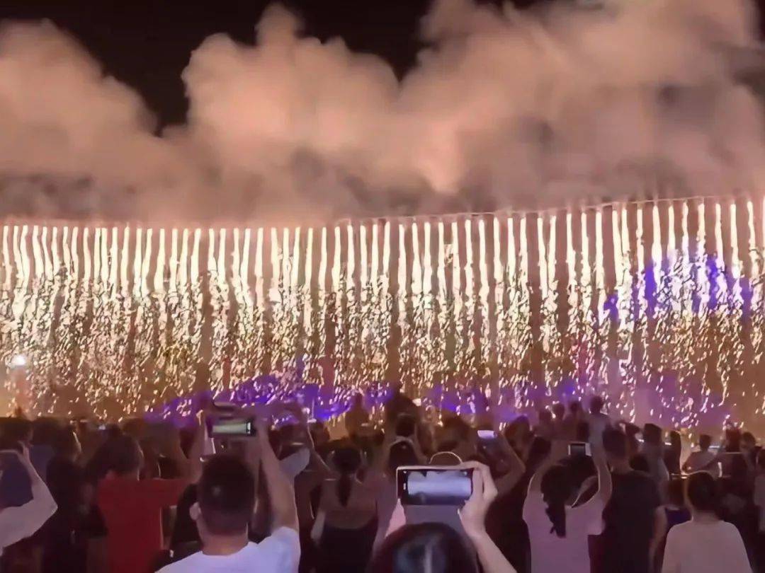 万人蹦迪,瀑布烟花,连麦左右哥!