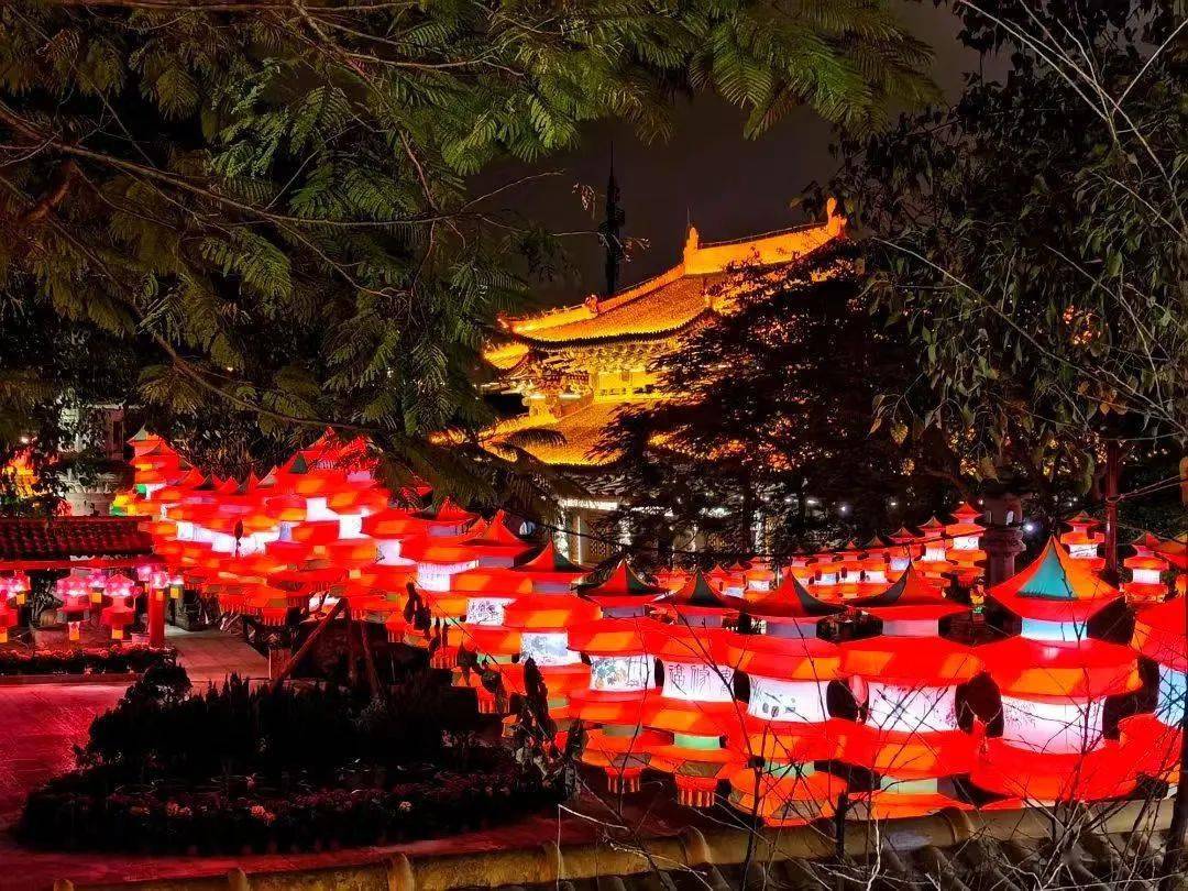 图|叶文彬 摄2月24日(正月十五)16:00开始,形态各异的花灯把千年古刹