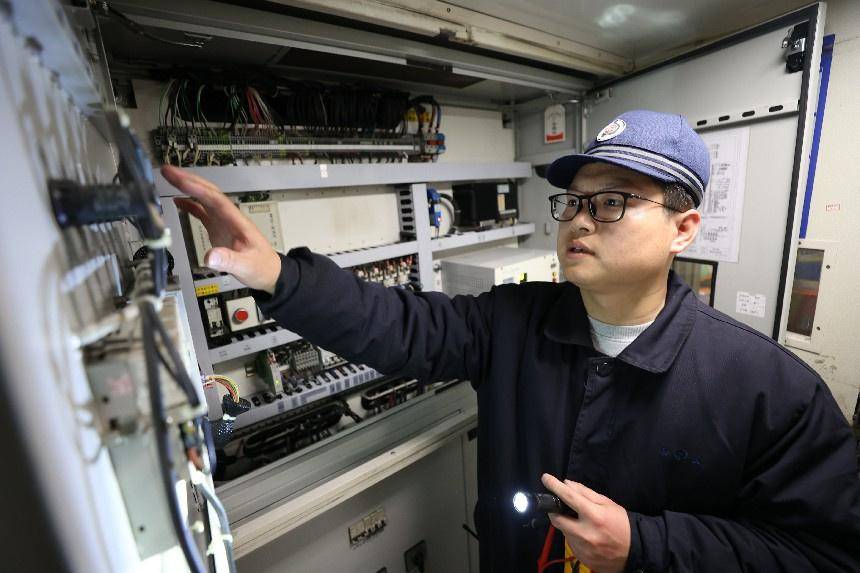 "列车医生"精准把脉护春运_陈鹏_许建军_作业