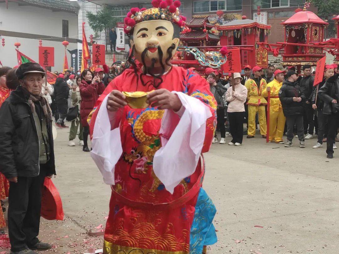 欢乐喜庆的腰鼓舞,激情澎湃的舞龙舞狮表演,寄托美好愿景的济公送祝福