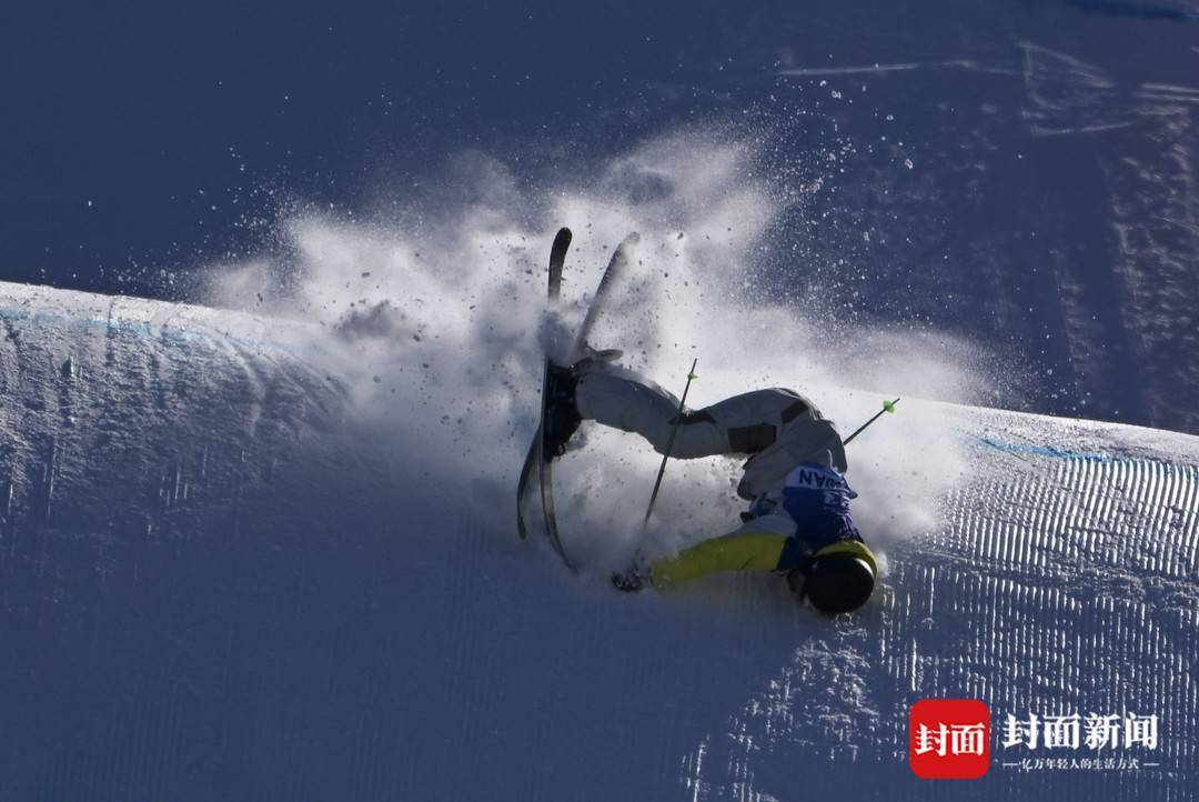 直击十四冬赛场上的摔跤瞬间:连苏翊鸣也摔得"四脚朝天" |封面图集