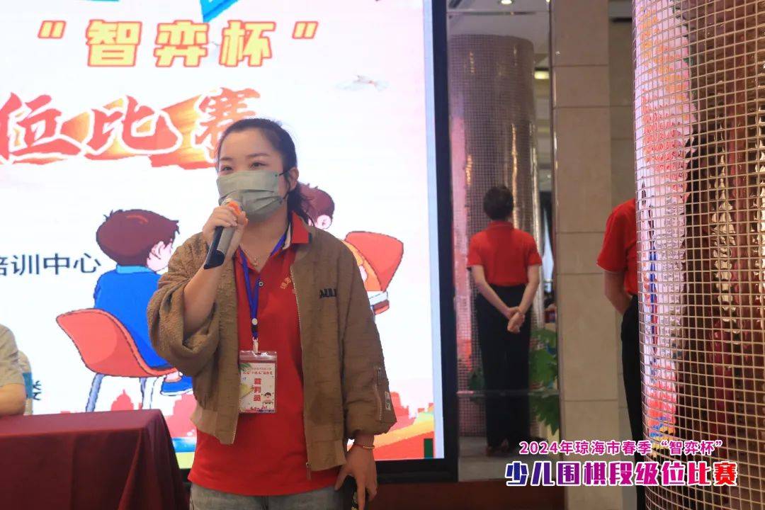 图:裁判员代表洪金云老师宣誓图:运动员代表龙丁玮同学宣誓图:四季