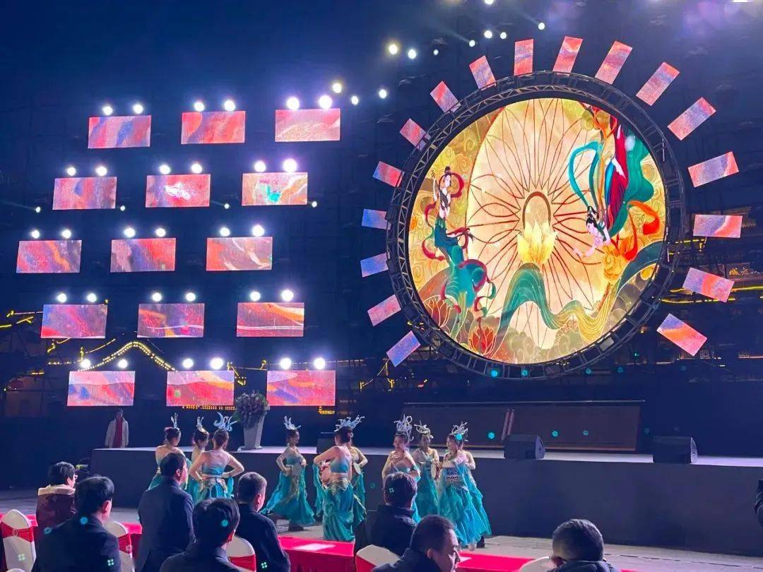 正月初一至正月十六,来自湖南浏阳的专业烟花团队根据榆次老城环境