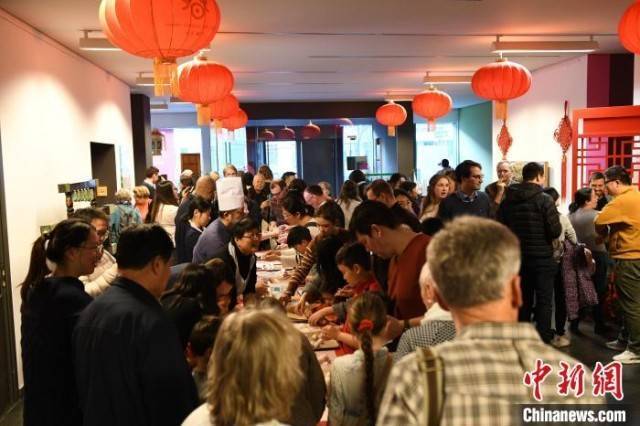 柏林中国文化中心 供图中心在展厅,阅览室和教室里,安排了汉语,书法