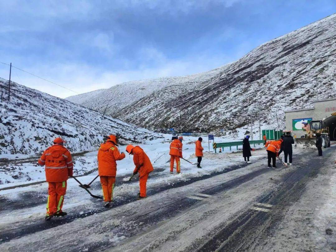 23号以来,受连续降雪的影响,国道g214线,g574线,g215线部分路段路面