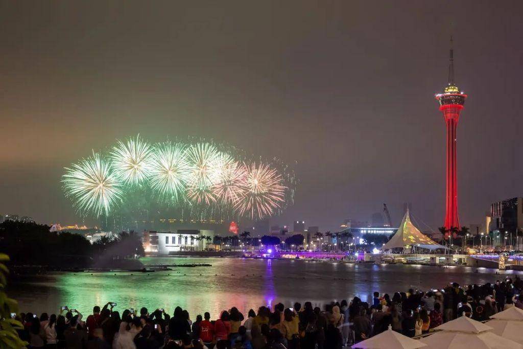 【欢乐春节】金龙,花车,烟花圆满结束 发挥"旅游 盛事"效应