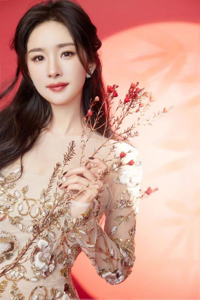 的眼影搭配上玫瑰色唇妆,鼻尖,眼下,唇周上的微微光泽营造几分透明感