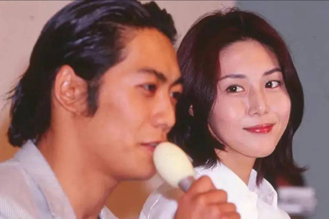 两人结婚23年,至今零绯闻,感情甜蜜稳定,且非常低调,几乎不公开秀恩爱