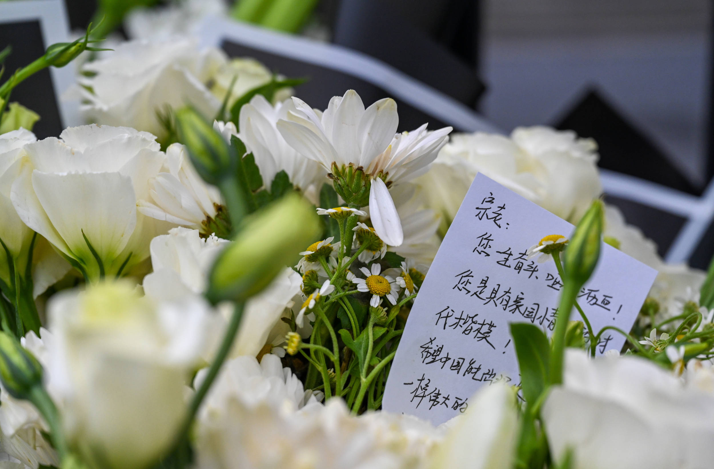 原娃哈哈总部前摆满鲜花和ad钙奶_宗庆后_市民_杭州