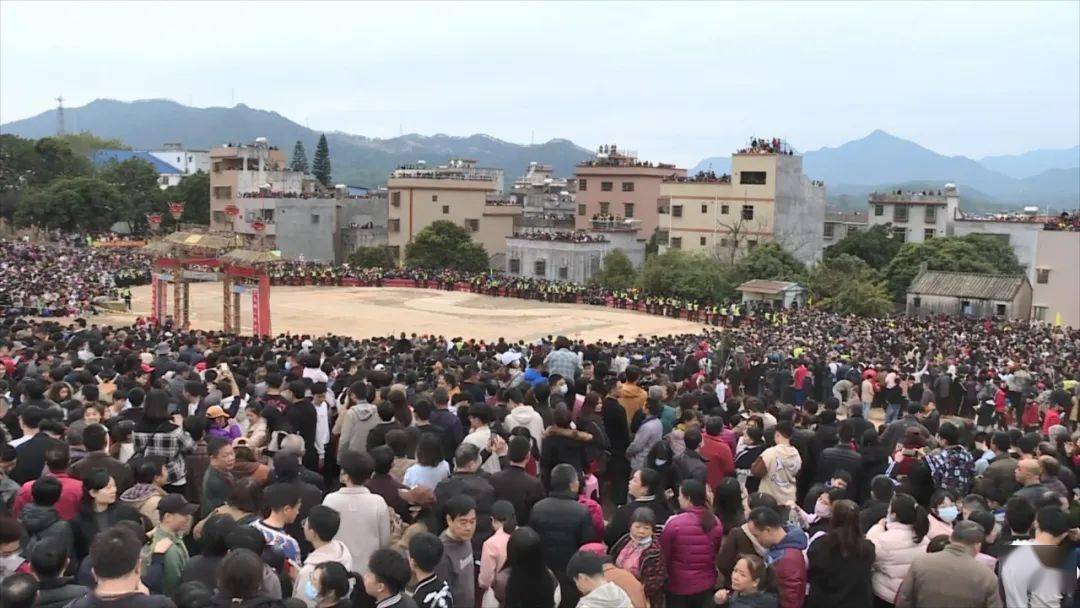 丰顺埔寨"烧火龙"震撼上演 :十龙共舞精彩纷呈,壮观场面史无前例_埔寨