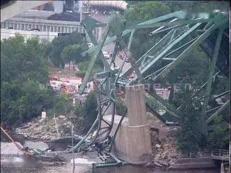 4事故原因:材料及施工缺陷圣水大桥位于韩国首都首尔的汉江上,全长