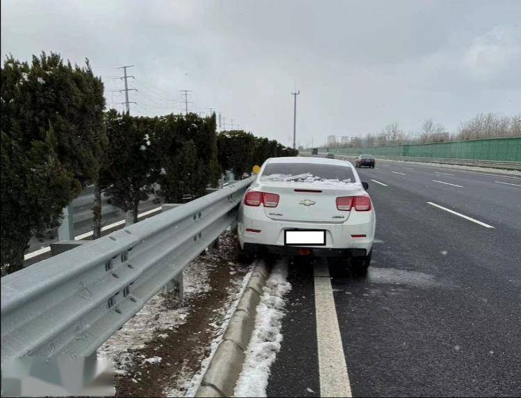 如2月21日,g20青银高速银川方向k167公里处发生轿车打滑刮擦事故.