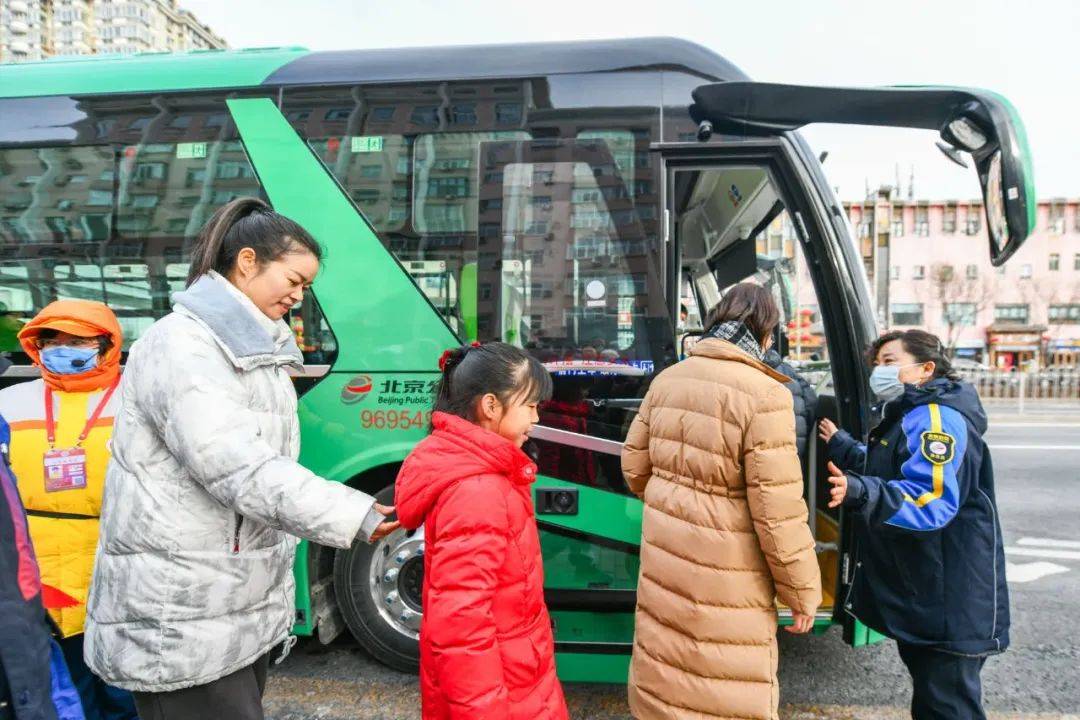 通学公交将扩至8区——_车辆_道路_周边