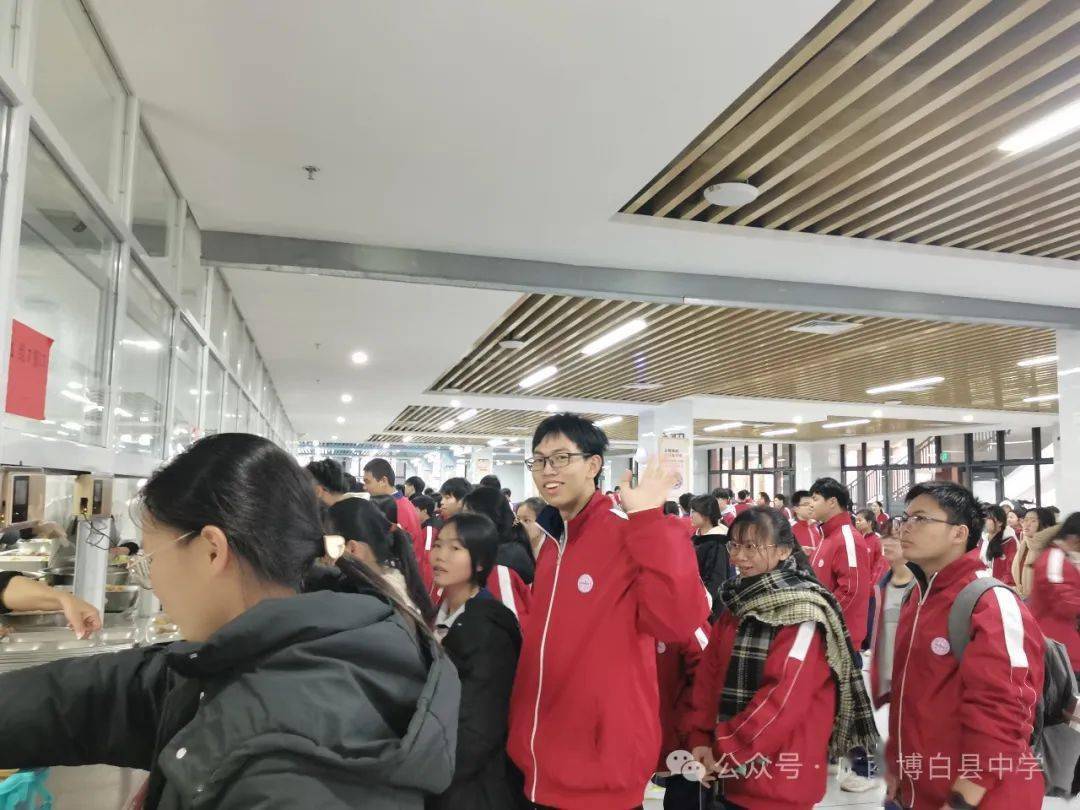 师生们喜气洋洋地来到食堂,喜笑颜开地享用了这顿特别有意义的午餐.