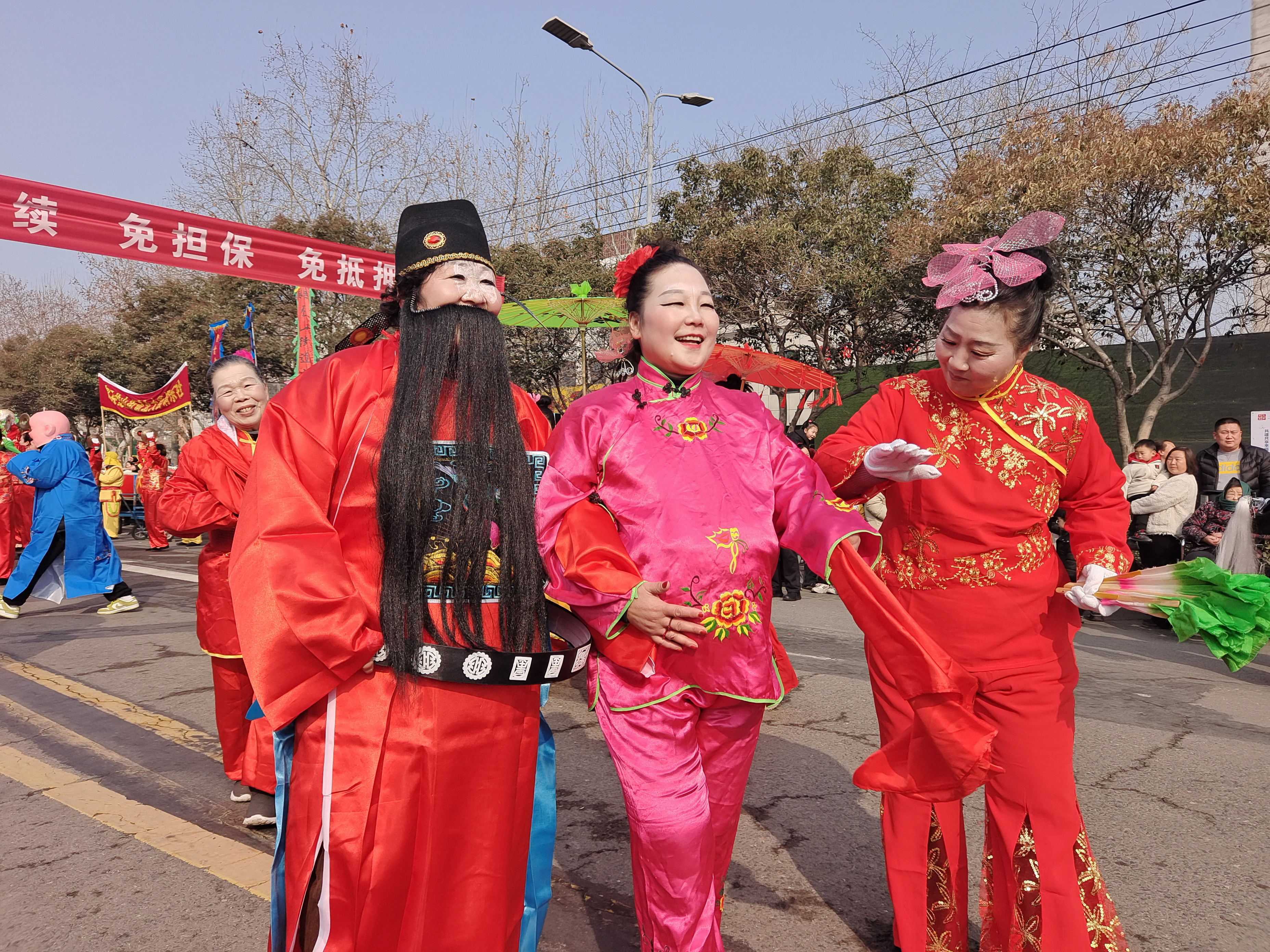 当天上午,平顶山市委常委,郏县县委书记王景育手持朱砂笔为祥龙点睛