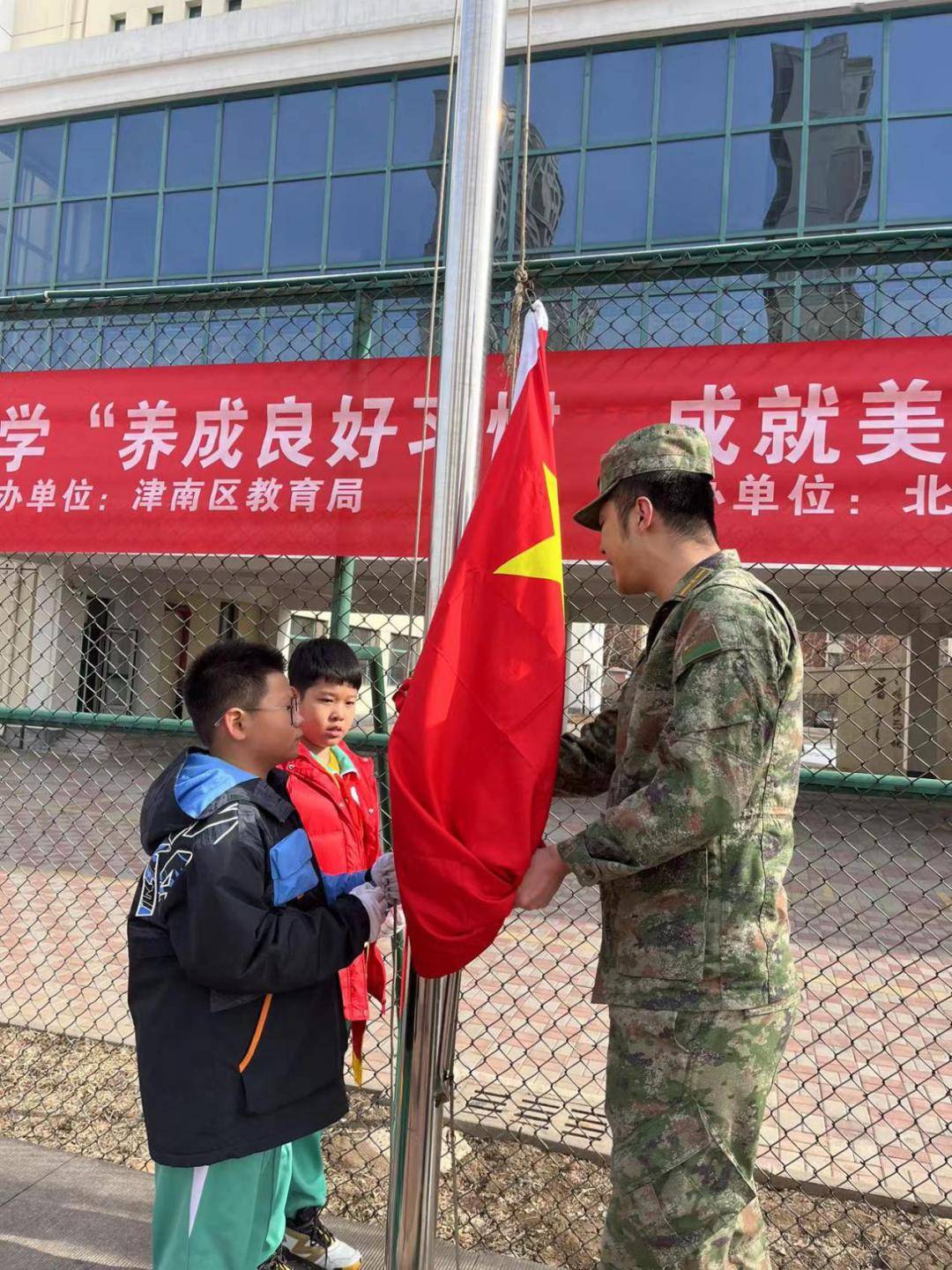 开学第一天,东丽区逸阳雅郡小学护学岗再次开启新学期"护学模式".