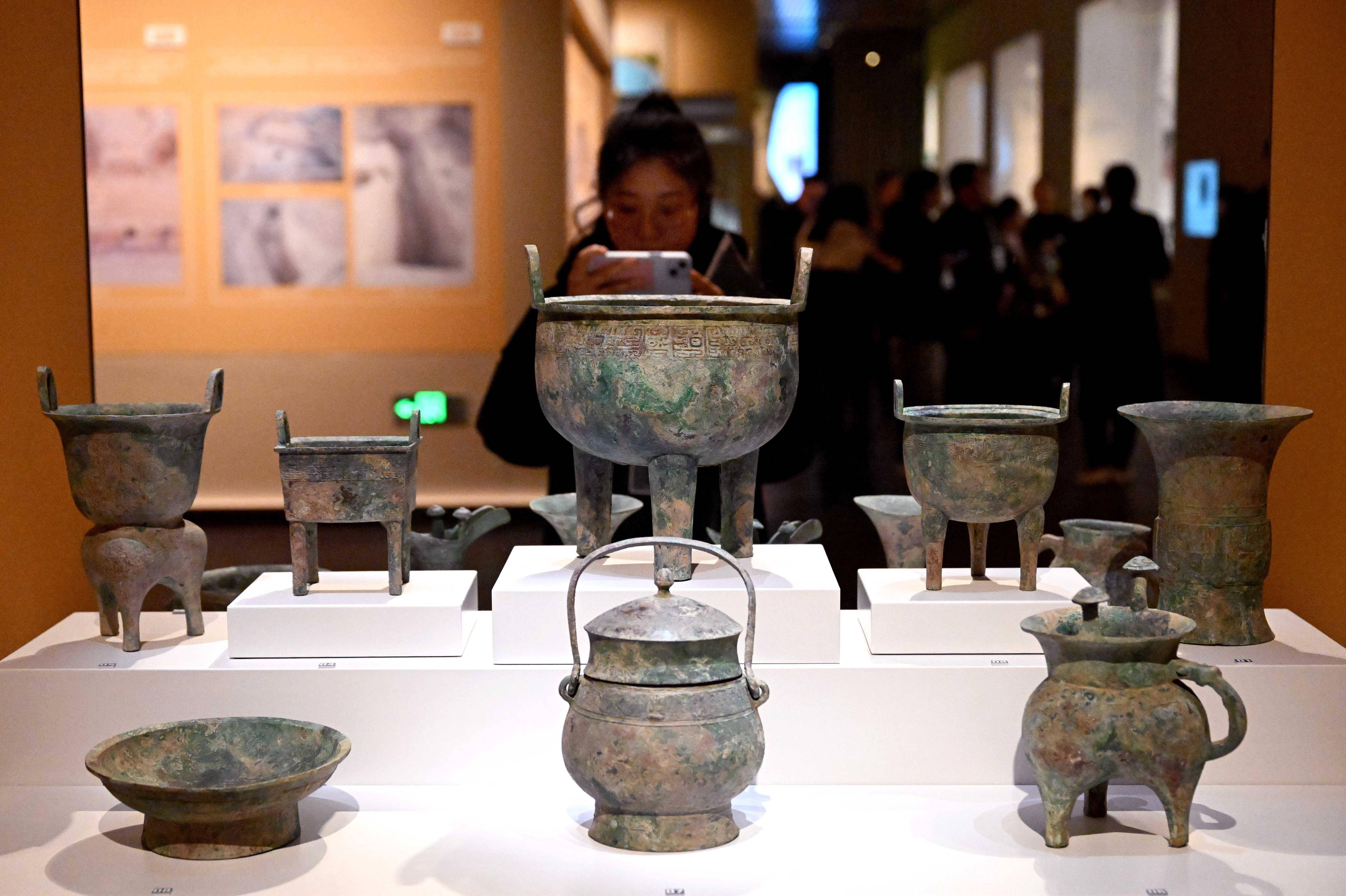 2月26日,参观者在河南安阳殷墟博物馆新馆内拍摄展品.