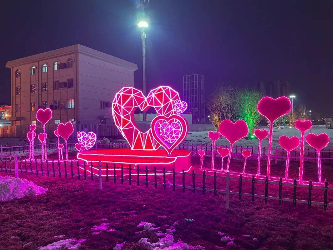 "此外还布置了颇具现代科技感的4000平方米璀璨星空,30米长时光隧道