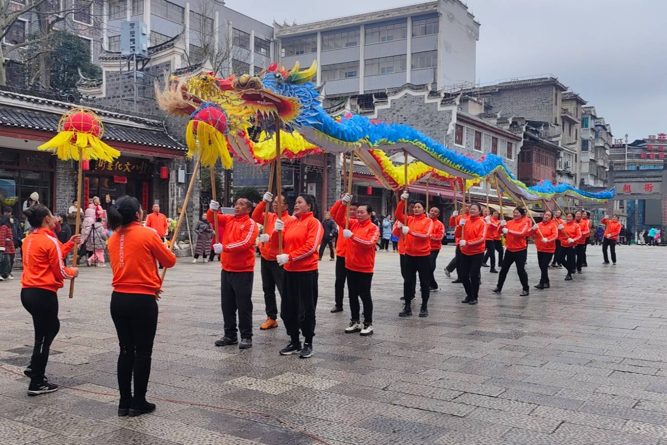 贵州黎平:齐鼓"闹"元宵 龙腾"舞"盛世_太平鼓_表演_人们
