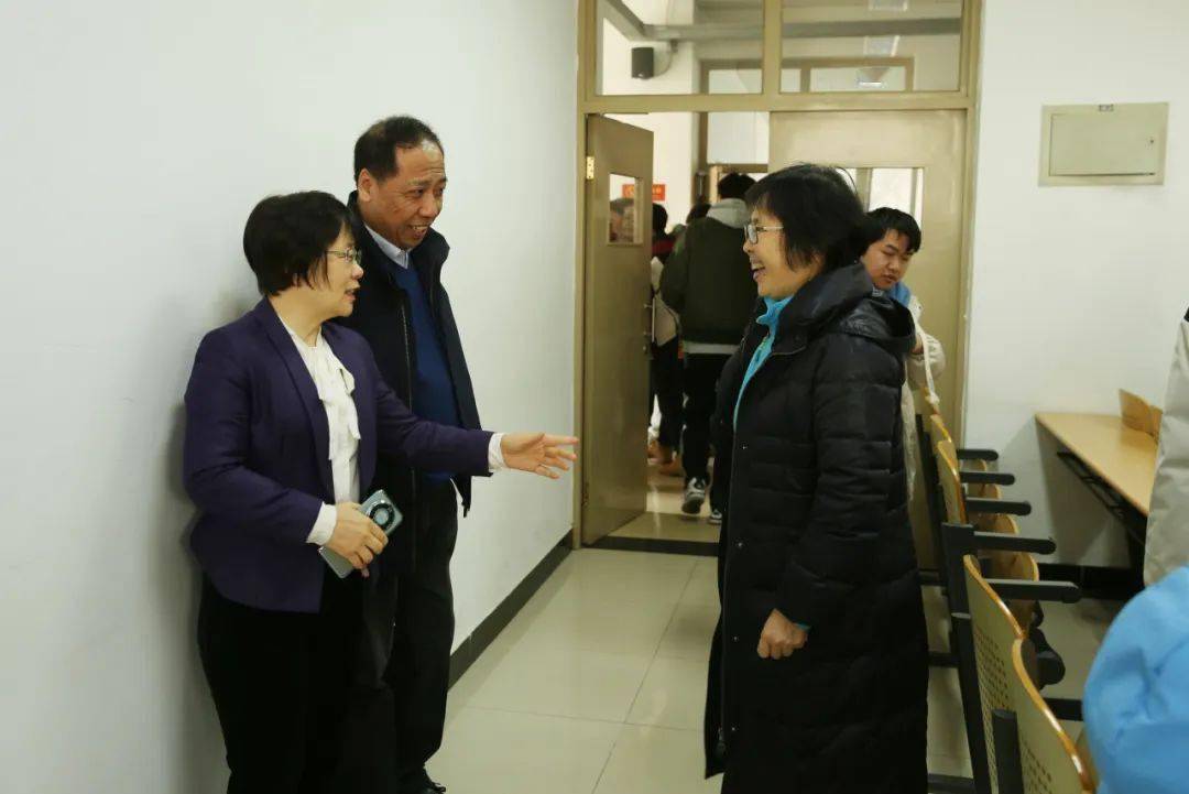 校领导与同学们共听开学第一课_教学_工作_调研