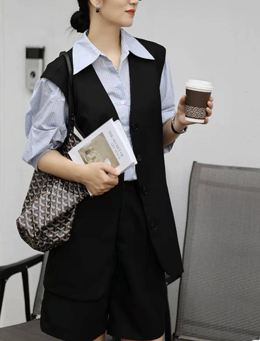 莱蒂齐亚的脖子不算短,但是穿v领依旧比高圆领显得脸小很多,前者