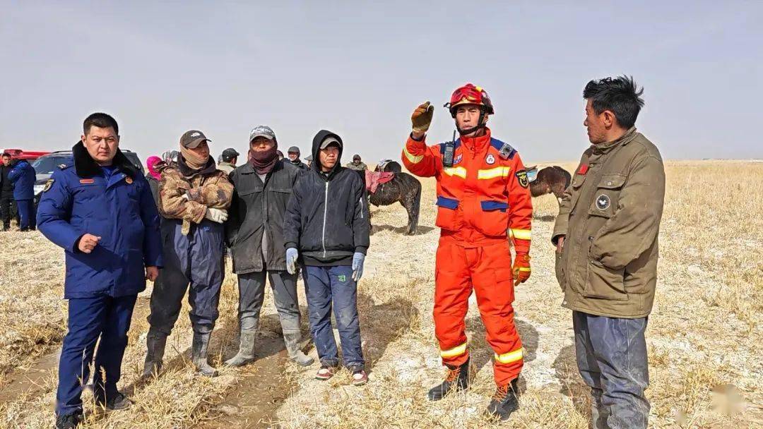 根据现场情况,救援人员随即商定,采取用马匹和橡皮艇驮羊的两种救援