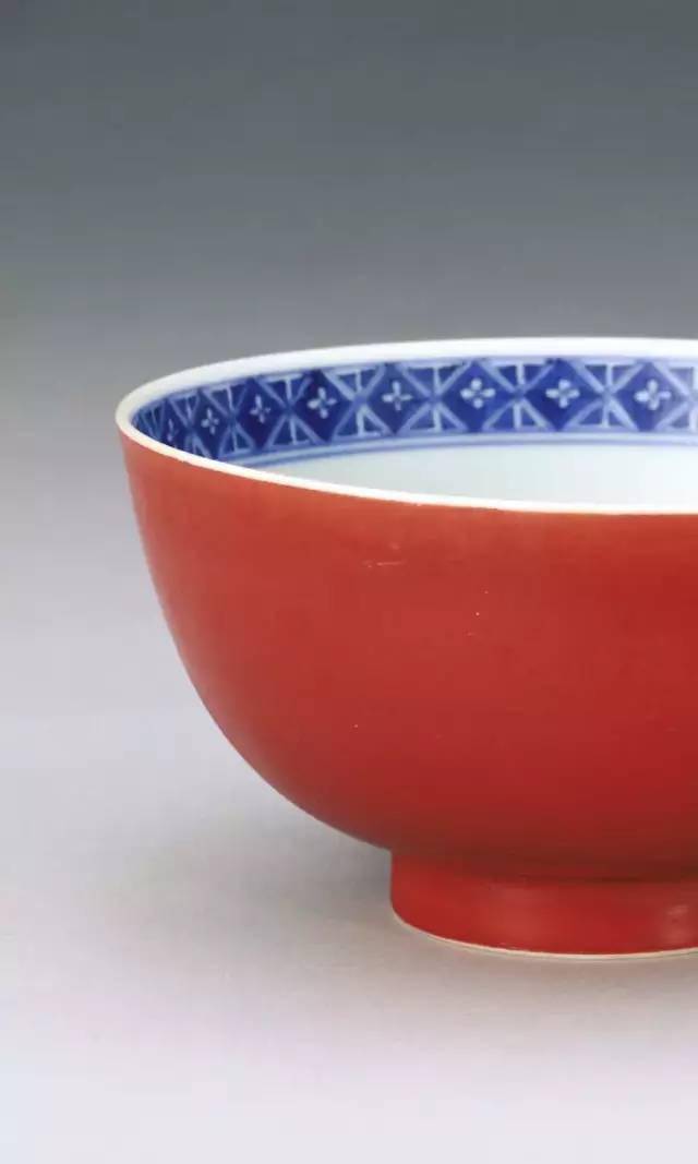 画手精妙······若康熙六旬万寿节所制彩盘,边系淡抹红色之锦纹