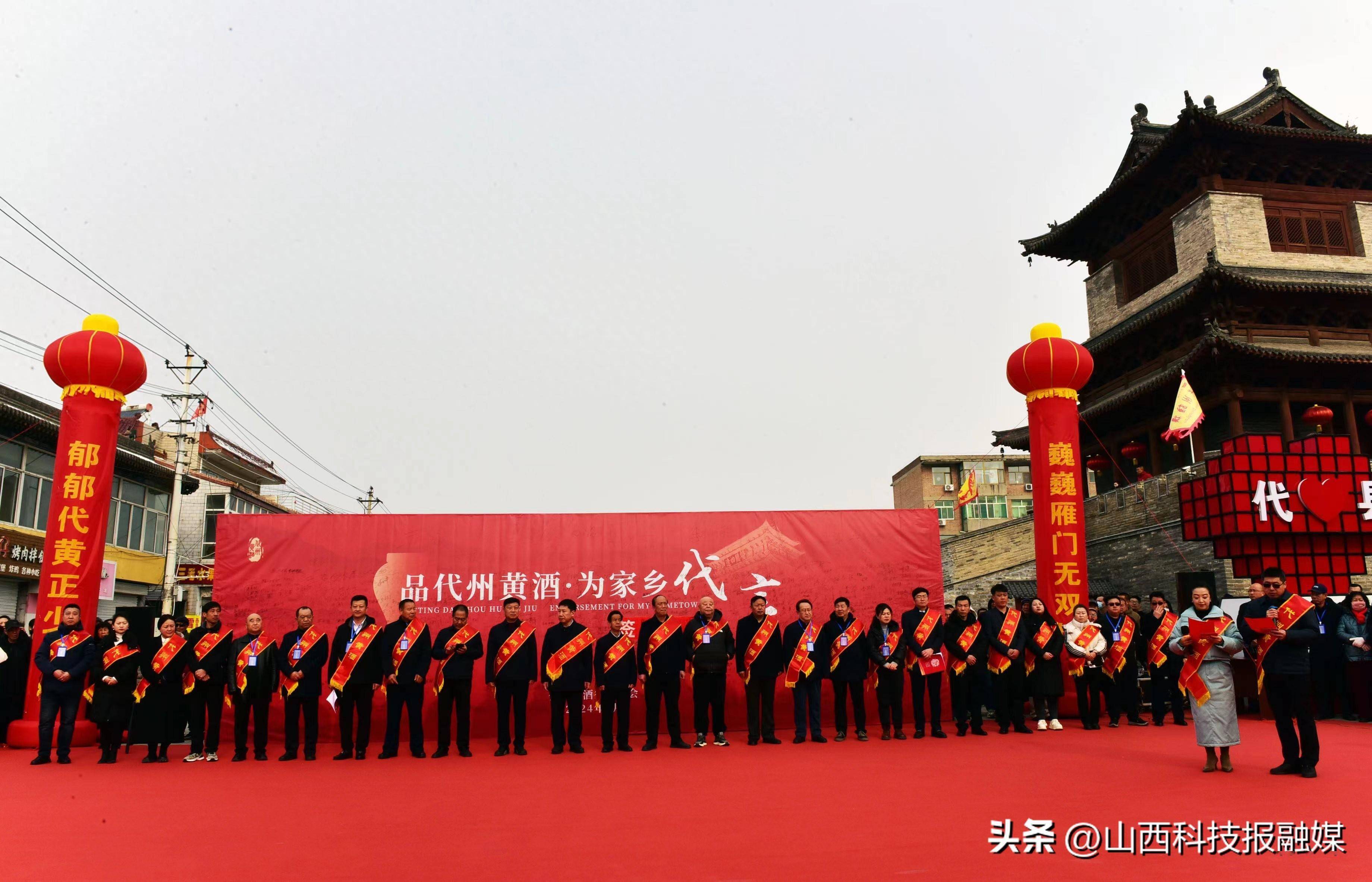 主持人开场,介绍活动背景及与会领导协会负责人郭鹏飞介绍本次活动