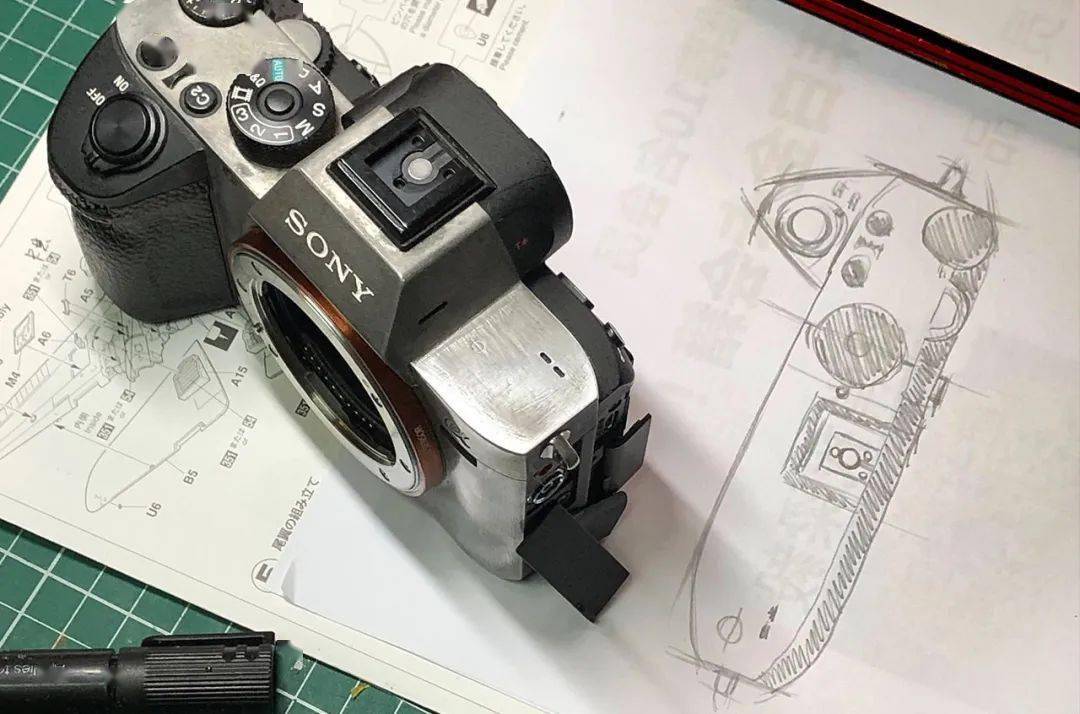 的黄觉本身也非常追求相机辨识度的人,他曾经用指甲棒把新买来的索尼