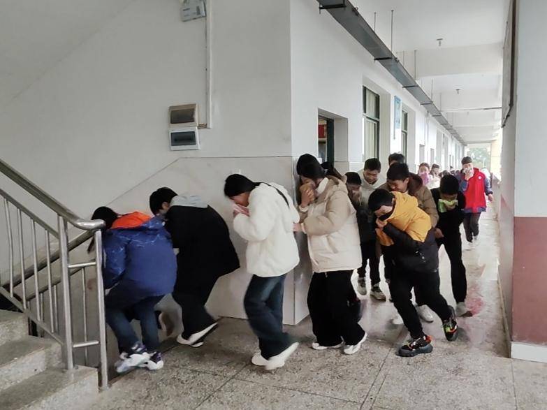 2月26日,人和中学组织师生开展消防安全演练活动.