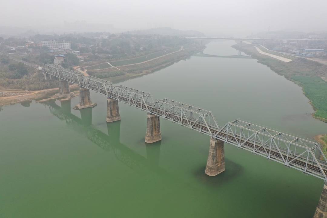 电视剧《一路向前》开播 听成渝铁路筑路民工后代讲述修路故事_邱波守