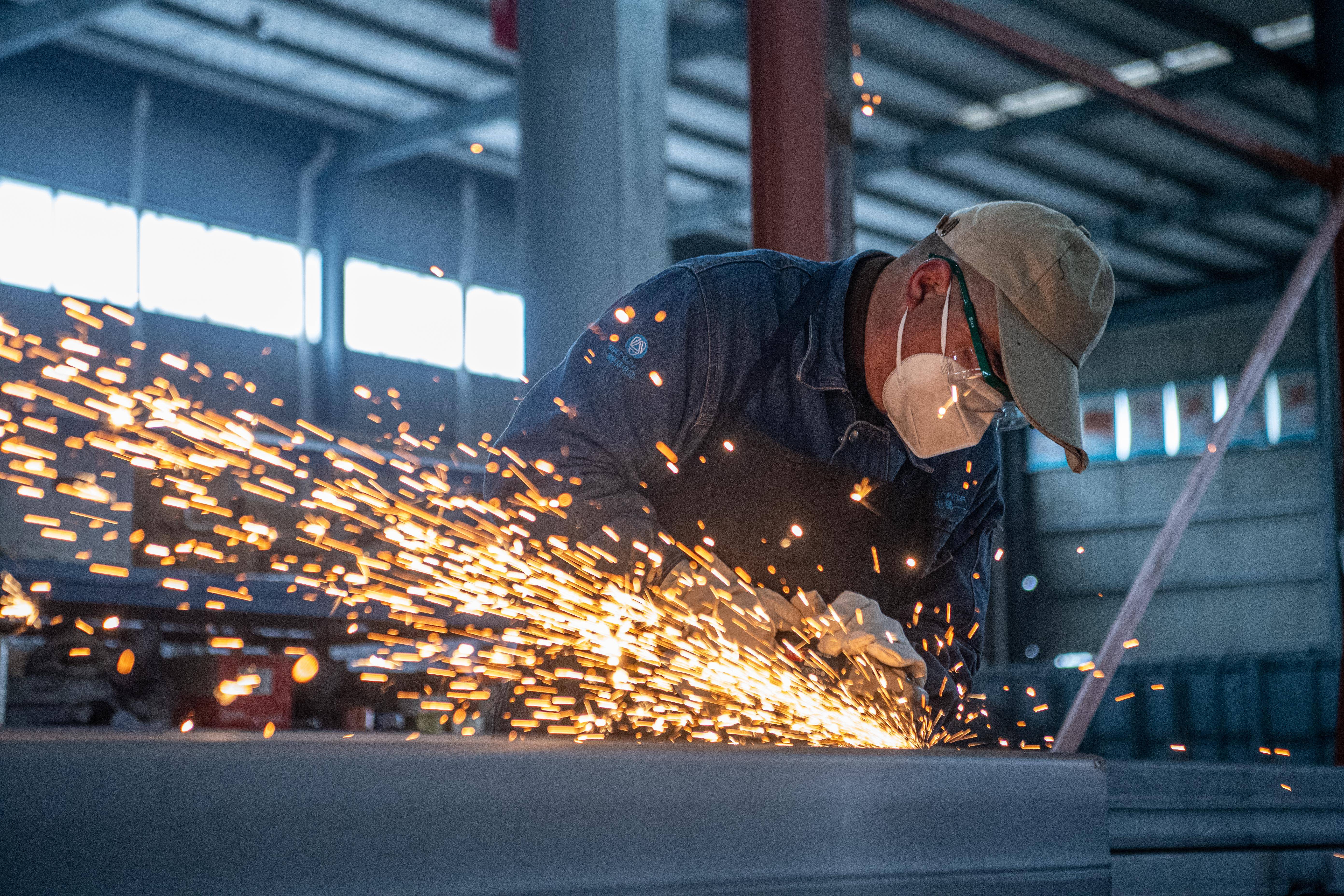 在湖南荣泰机械制造有限公司生产车间内,一线工人正在精细打磨抛光